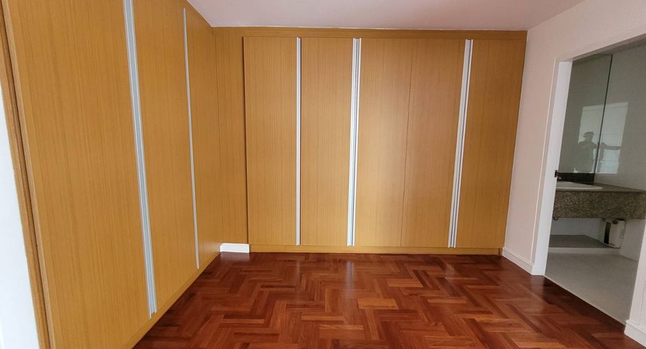 Condo en alquiler de 3 habitaciones en Khlong Toei, Bangkok