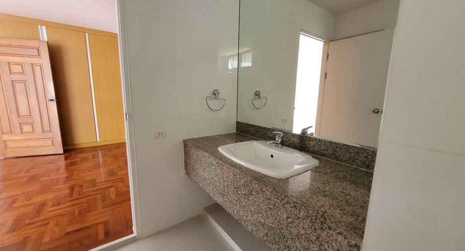 Condo en alquiler de 3 habitaciones en Khlong Toei, Bangkok