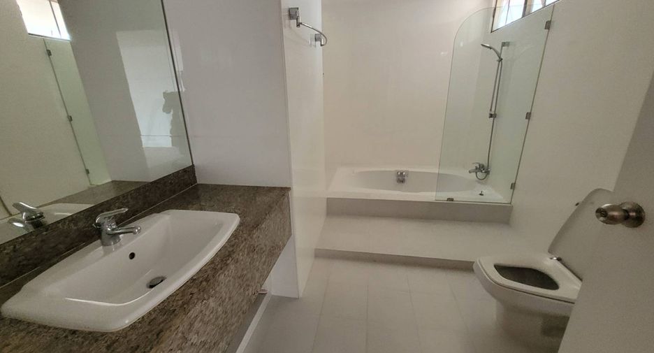 Condo en alquiler de 3 habitaciones en Khlong Toei, Bangkok