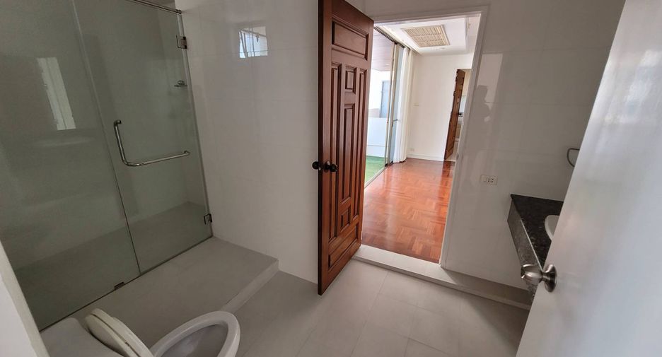 Condo en alquiler de 3 habitaciones en Khlong Toei, Bangkok