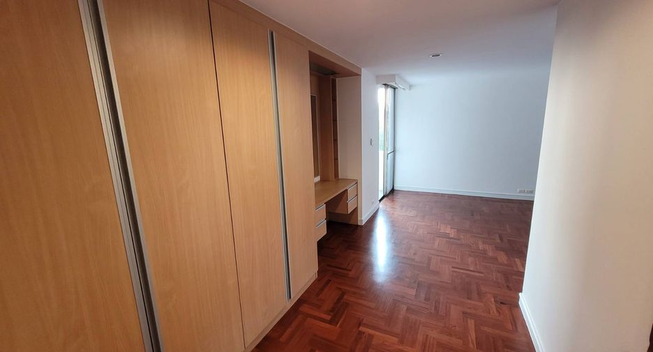 Condo en alquiler de 3 habitaciones en Khlong Toei, Bangkok