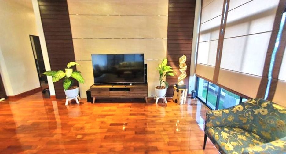 For rent 3 bedrooms townhouse in Khlong Toei, Bangkok
