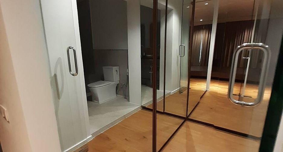 Condo en alquiler de 3 habitaciones en Khlong Toei, Bangkok
