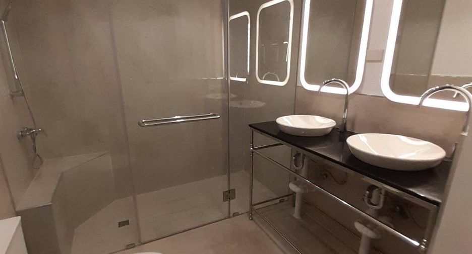 Condo en alquiler de 3 habitaciones en Khlong Toei, Bangkok
