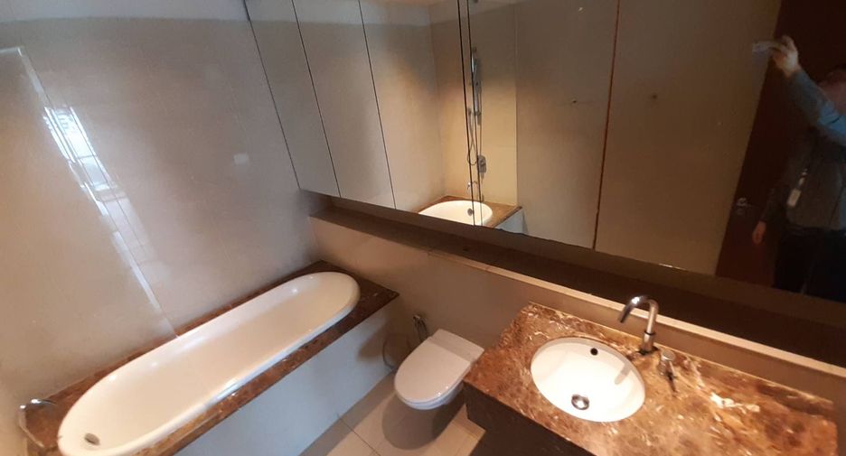 Condo en alquiler de 3 habitaciones en Khlong Toei, Bangkok