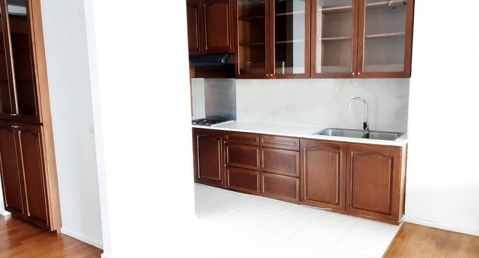 Condo en alquiler de 3 habitaciones en Khlong Toei, Bangkok