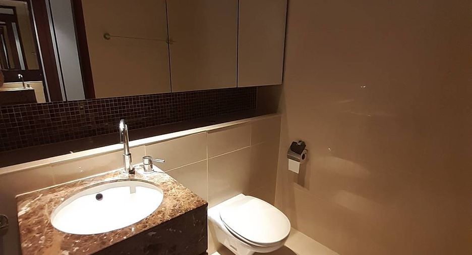 Condo en alquiler de 3 habitaciones en Khlong Toei, Bangkok