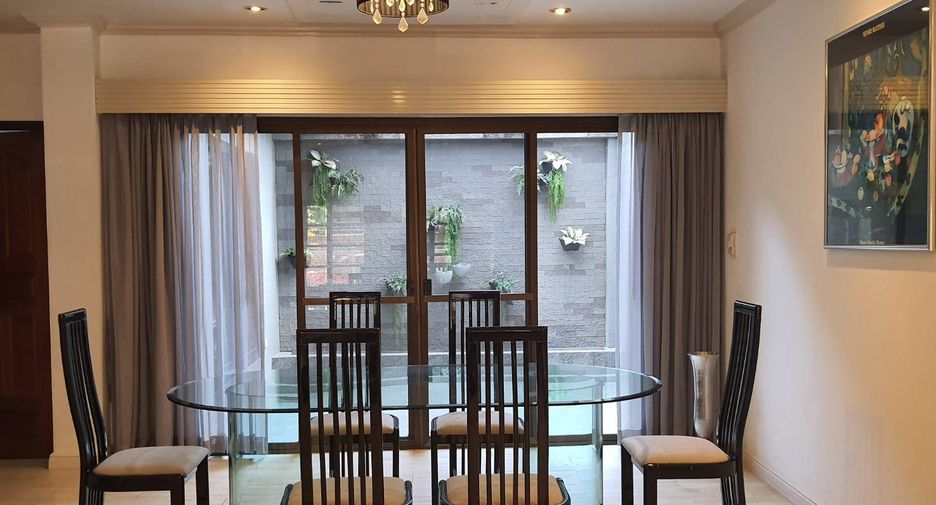 For rent 3 bedrooms townhouse in Khlong Toei, Bangkok
