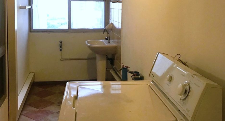 For rent 3 bedrooms condo in Yan Nawa, Bangkok