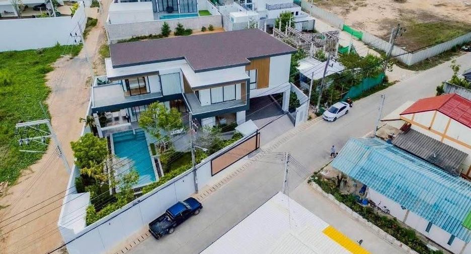 For sale and for rent 5 bedrooms villa in Mueang Phuket, Phuket