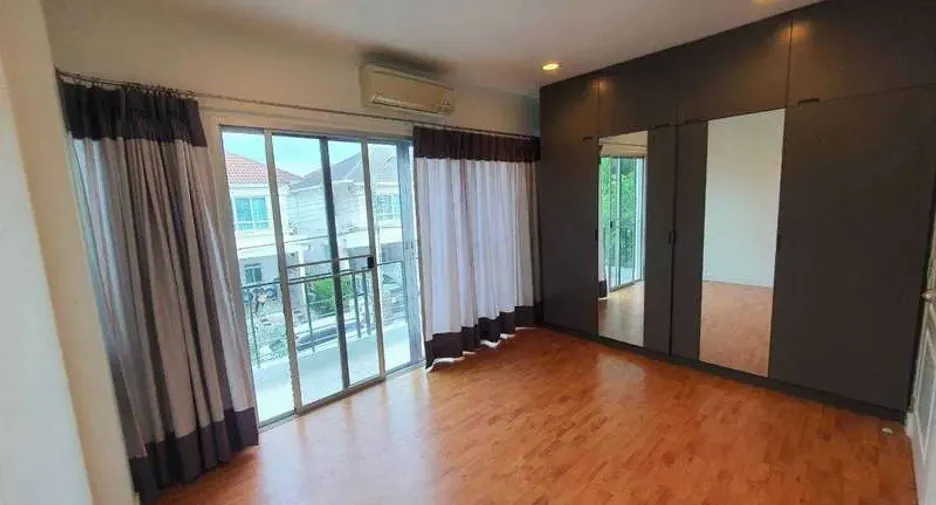 For rent 3 bedrooms house in Saphan Sung, Bangkok