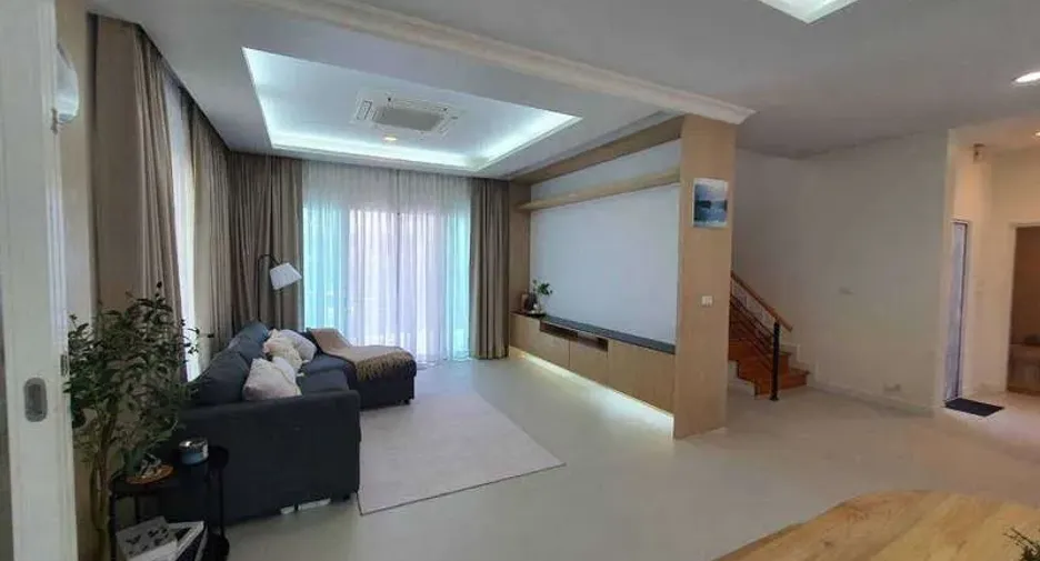 For rent 3 bedrooms house in Saphan Sung, Bangkok
