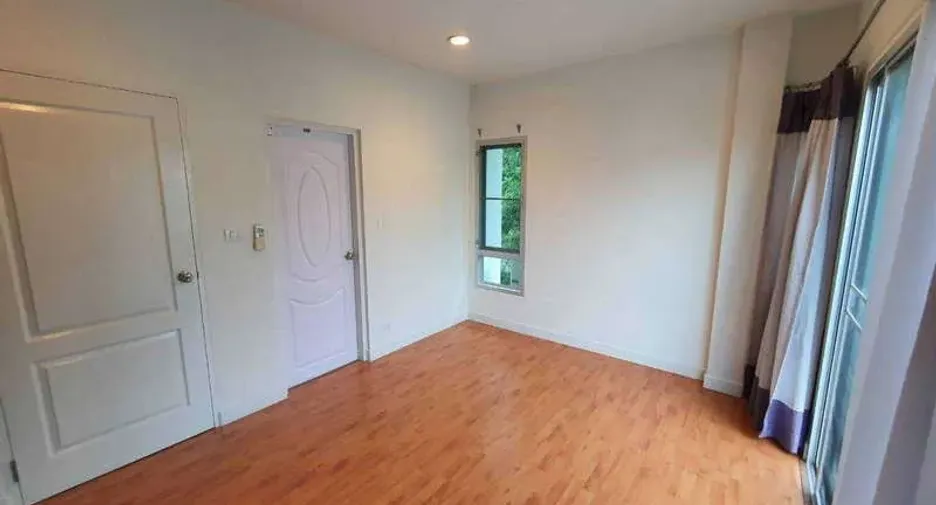 For rent 3 bedrooms house in Saphan Sung, Bangkok