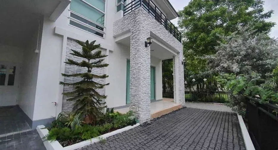 For rent 3 bedrooms house in Saphan Sung, Bangkok