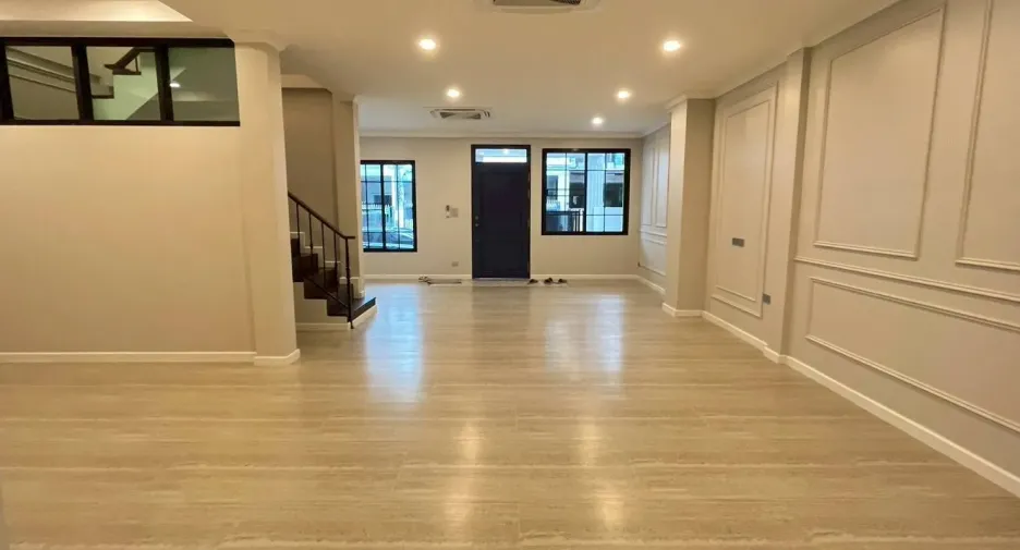 For rent 3 bedrooms townhouse in Khlong Toei, Bangkok