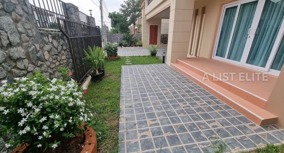 Casa en alquiler de 4 habitaciones en Bang Lamung, Chonburi