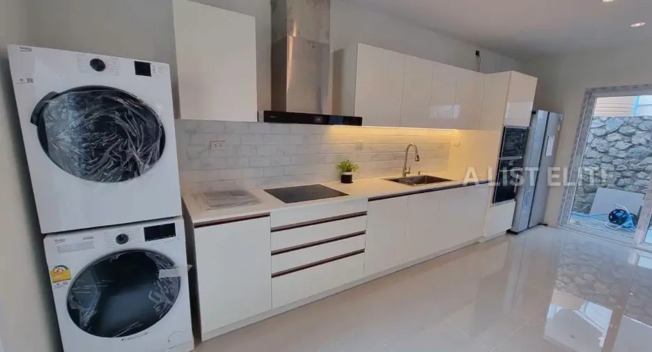 Casa en alquiler de 4 habitaciones en Bang Lamung, Chonburi