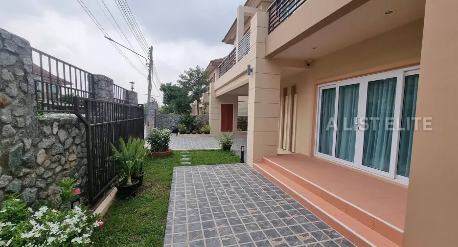 Casa en alquiler de 4 habitaciones en Bang Lamung, Chonburi
