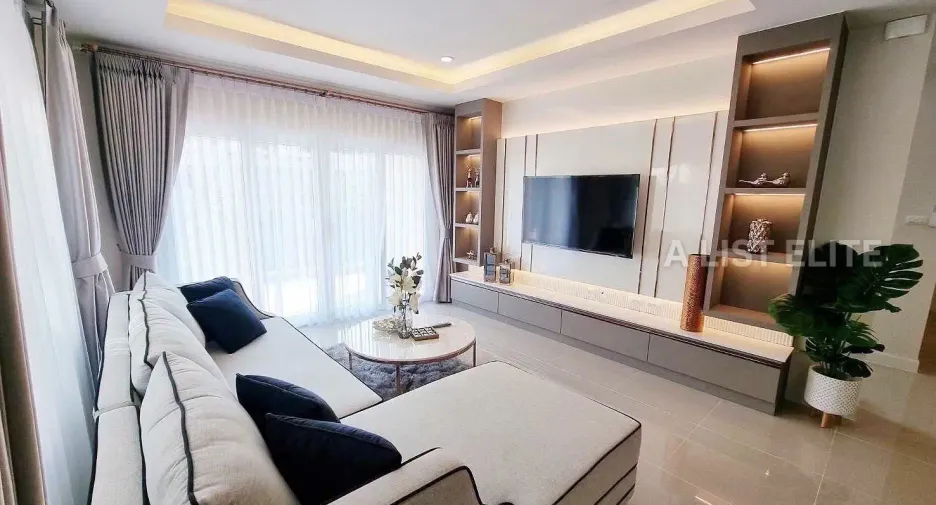 Casa en alquiler de 4 habitaciones en Bang Lamung, Chonburi