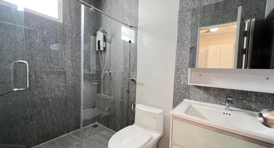 For rent そして for sale 2 ベッドルーム house in Si Racha, Chonburi