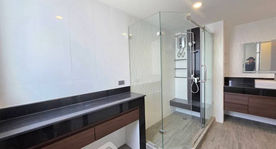 For rent 3 bedrooms condo 