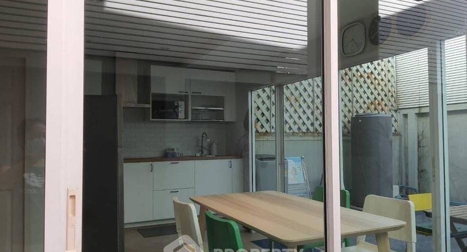 For rent 3 bedrooms townhouse in Yan Nawa, Bangkok
