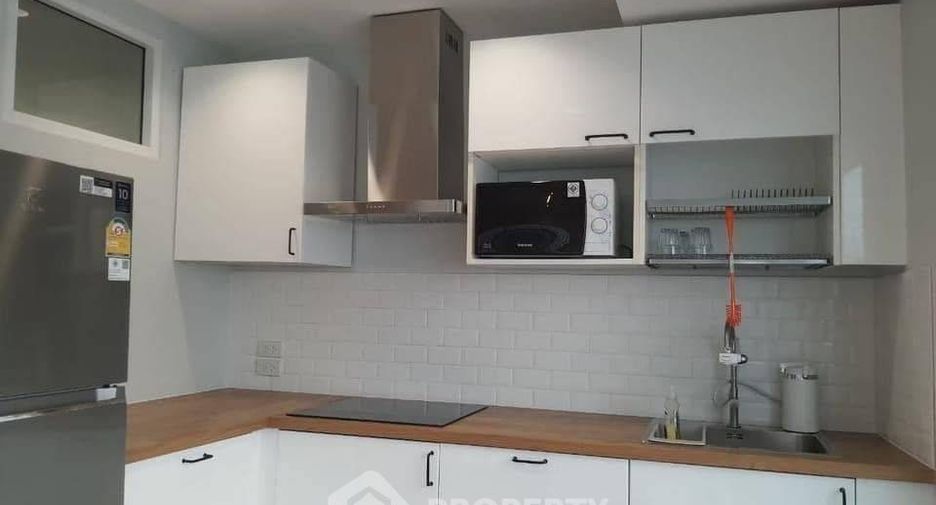 For rent 3 bedrooms townhouse in Yan Nawa, Bangkok