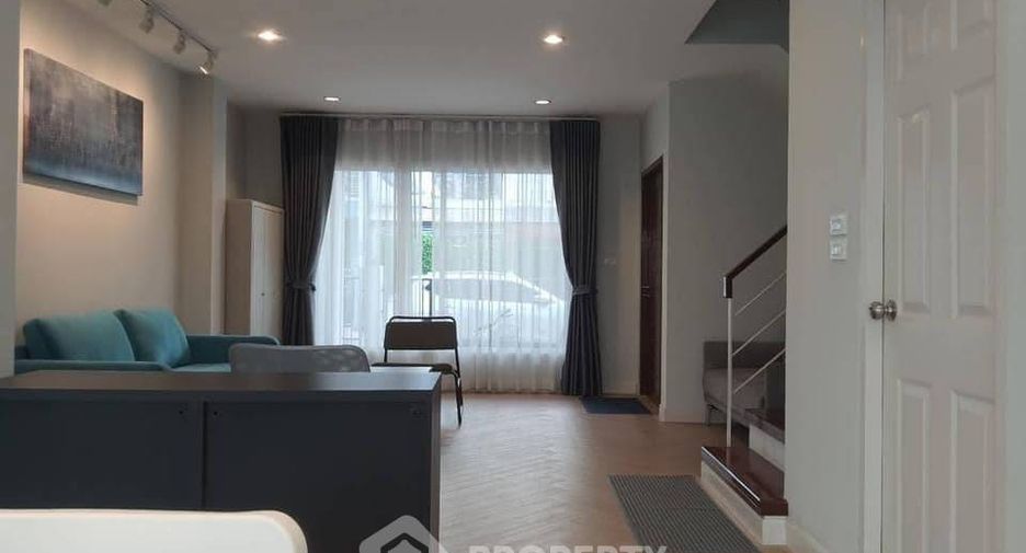 For rent 3 bedrooms townhouse in Yan Nawa, Bangkok