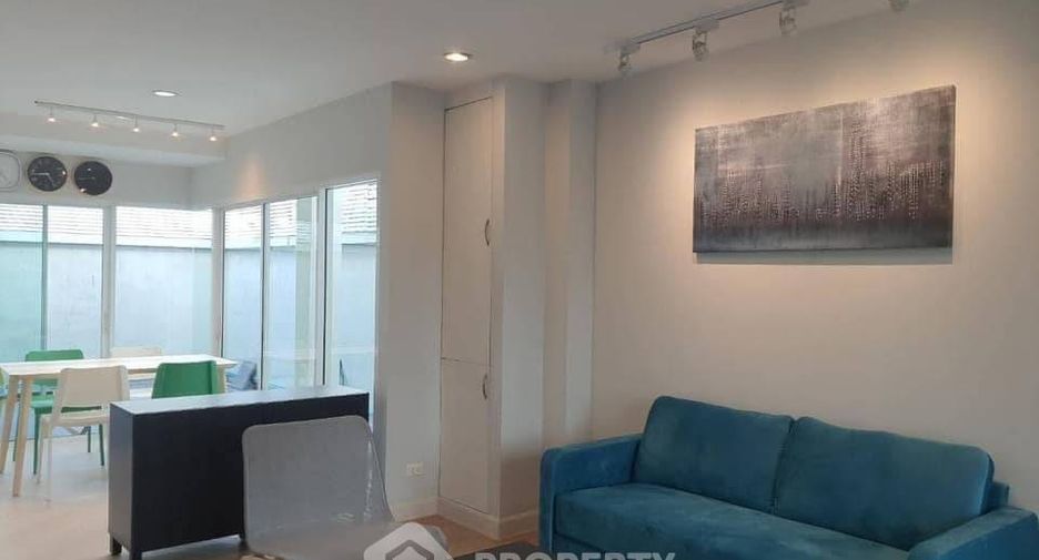 For rent 3 bedrooms townhouse in Yan Nawa, Bangkok