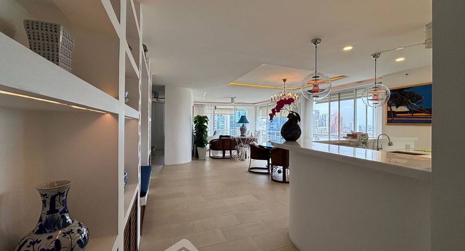 For rent 2 bedrooms condo in Khlong Toei, Bangkok