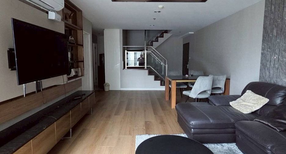 Wohnung zur Miete mit 3 Zimmer in Huai Khwang, Bangkok