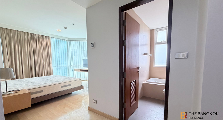 For rent 2 bedrooms condo in Watthana, Bangkok
