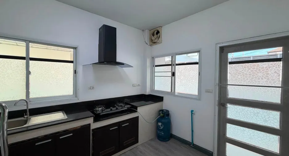 Casa en alquiler de 4 habitaciones en Mueang Samut Prakan, Samut Prakan