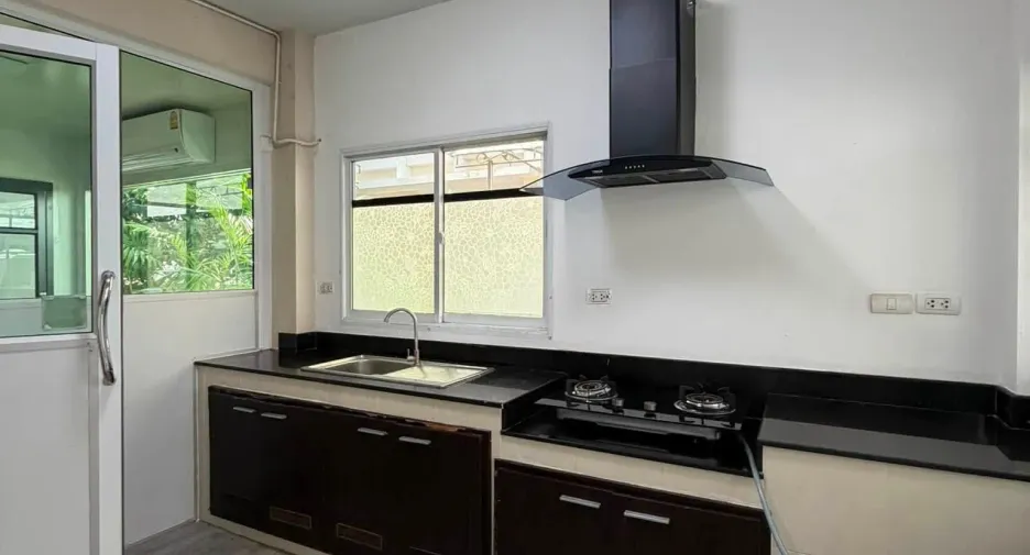 Casa en alquiler de 4 habitaciones en Mueang Samut Prakan, Samut Prakan