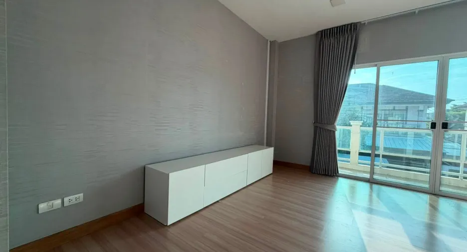 Casa en alquiler de 4 habitaciones en Mueang Samut Prakan, Samut Prakan