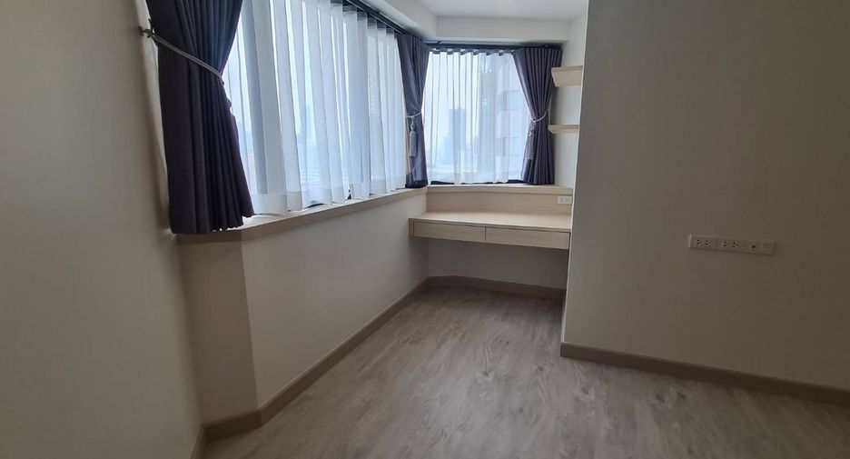 For rent 3 bedrooms condo in Khlong Toei, Bangkok