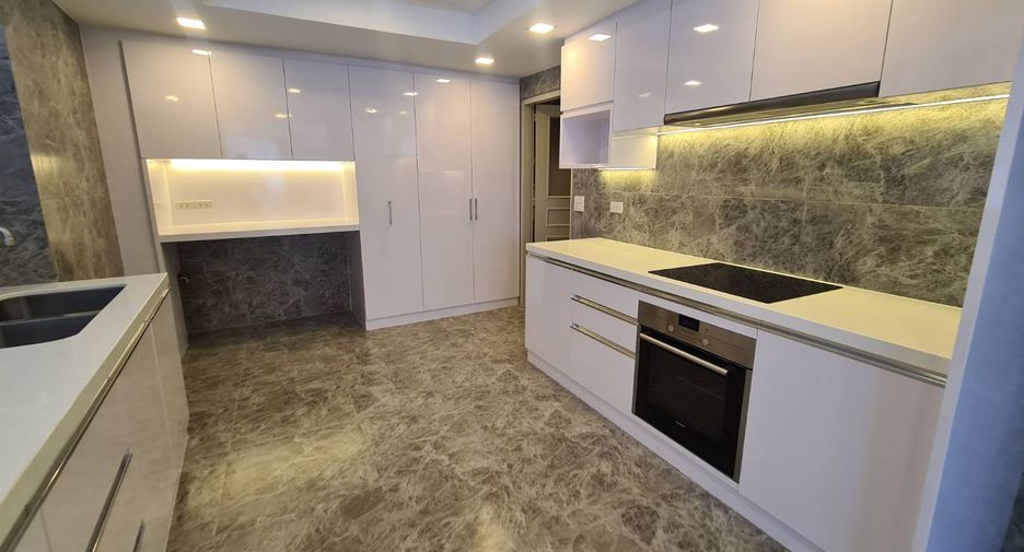 For rent 3 bedrooms condo in Khlong Toei, Bangkok