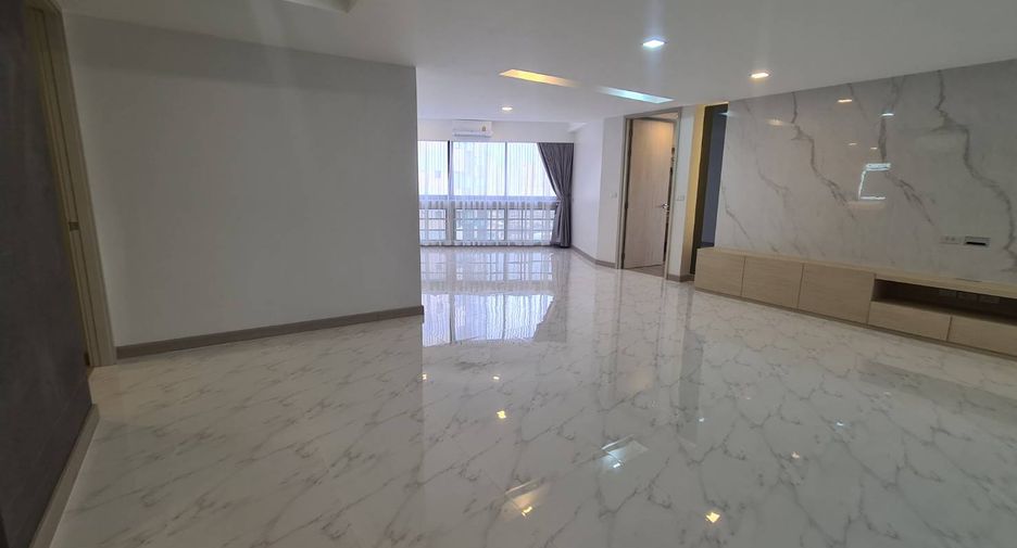For rent 3 bedrooms condo in Khlong Toei, Bangkok