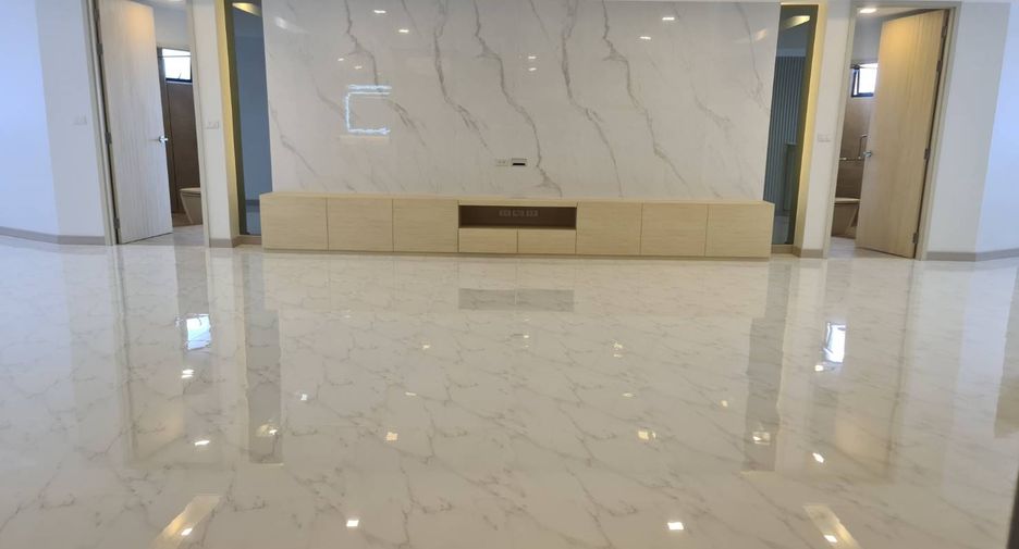 For rent 3 bedrooms condo in Khlong Toei, Bangkok