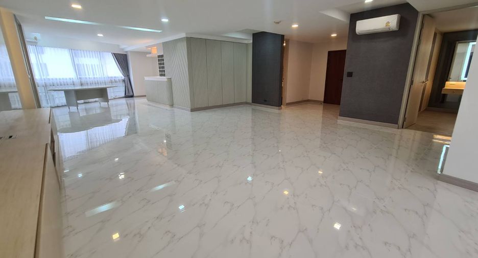 For rent 3 bedrooms condo in Khlong Toei, Bangkok