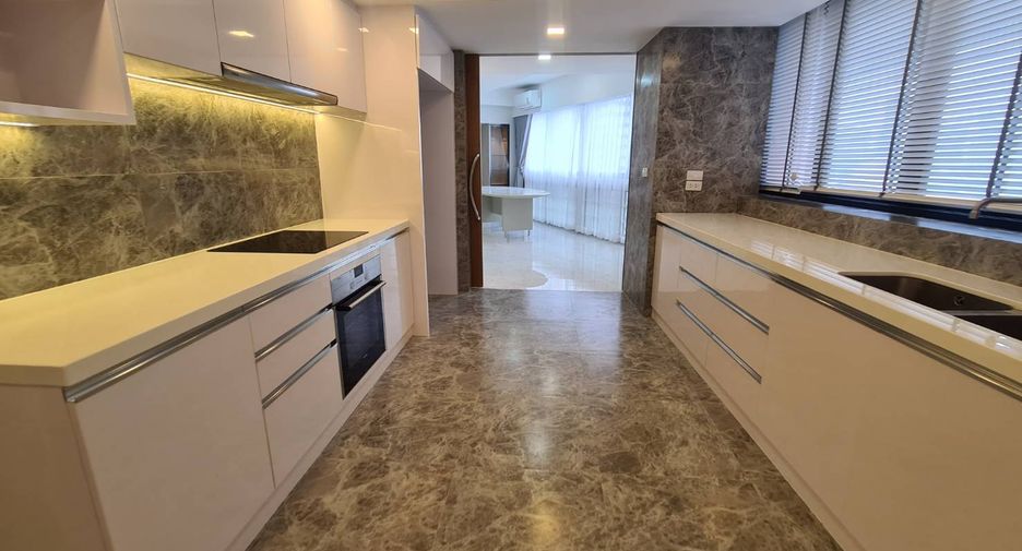 For rent 3 bedrooms condo in Khlong Toei, Bangkok