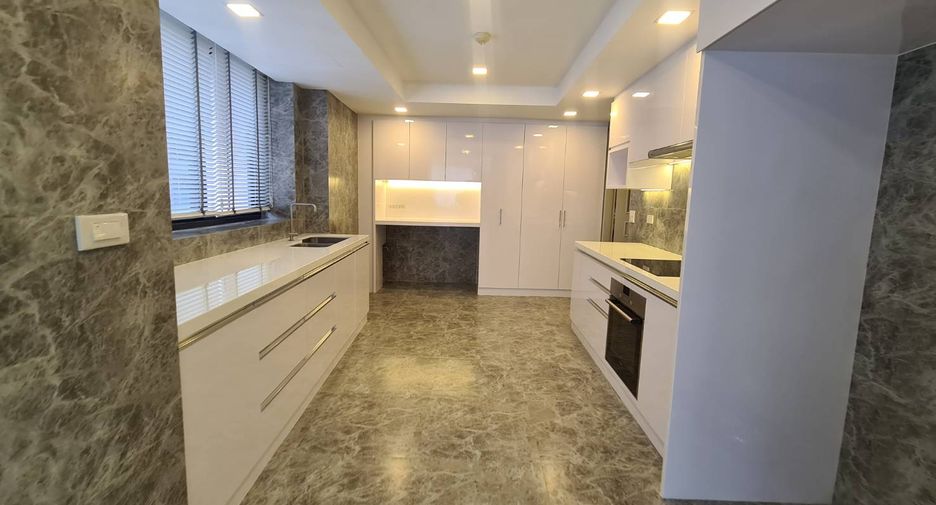 For rent 3 bedrooms condo in Khlong Toei, Bangkok