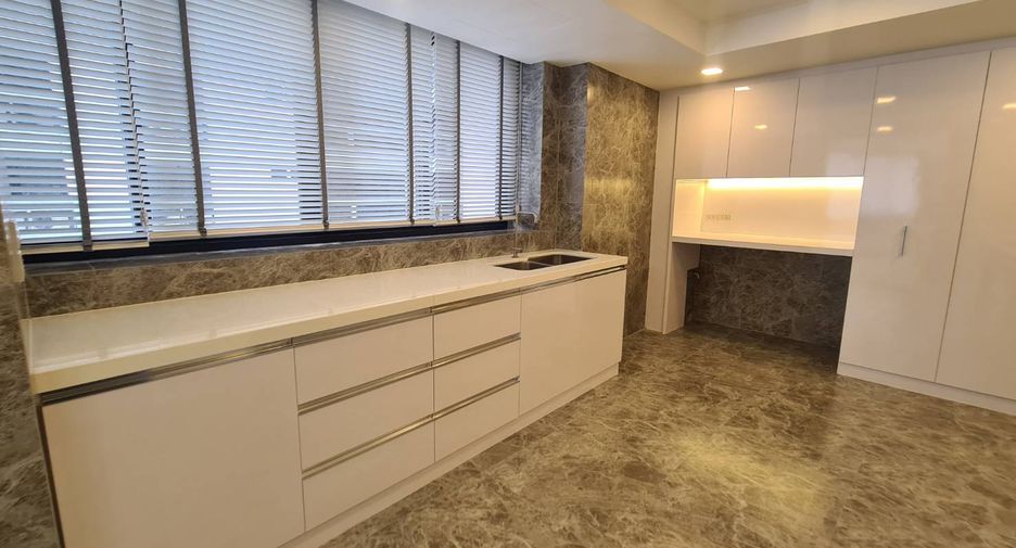 For rent 3 bedrooms condo in Khlong Toei, Bangkok