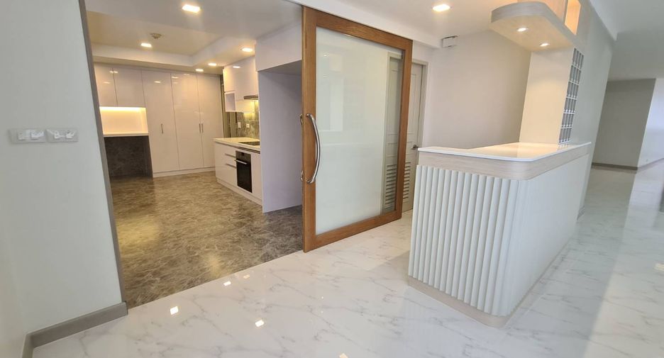 For rent 3 bedrooms condo in Khlong Toei, Bangkok