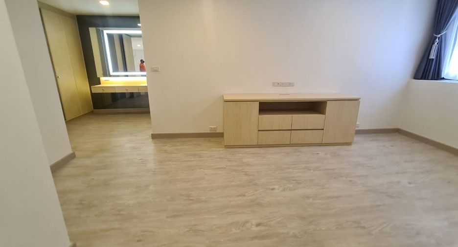 For rent 3 bedrooms condo in Khlong Toei, Bangkok