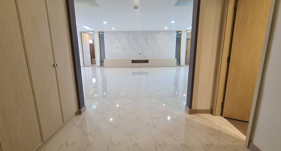 For rent 3 bedrooms condo in Khlong Toei, Bangkok