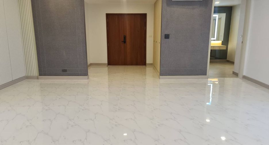 For rent 3 bedrooms condo in Khlong Toei, Bangkok