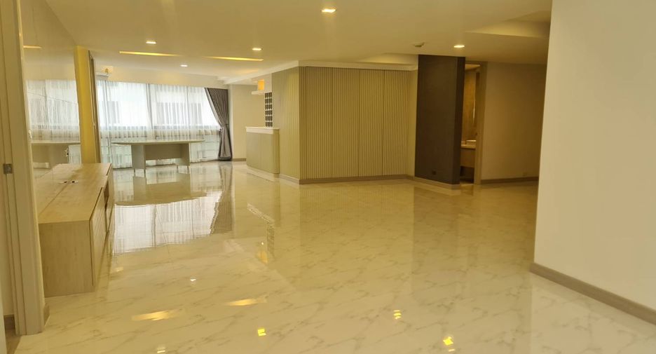 For rent 3 bedrooms condo in Khlong Toei, Bangkok