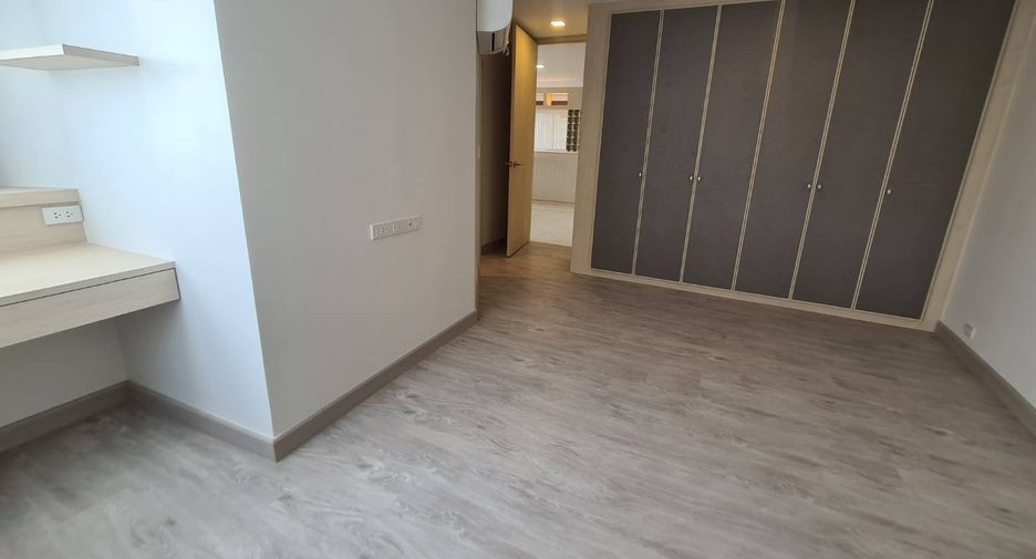 For rent 3 bedrooms condo in Khlong Toei, Bangkok