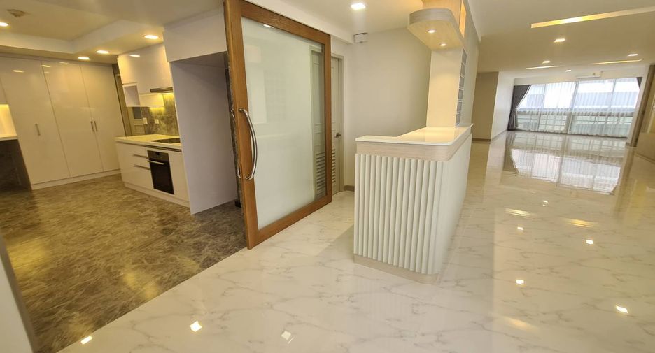 For rent 3 bedrooms condo in Khlong Toei, Bangkok